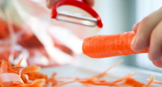 Foto: Karroten werden mit einem Sparschäler geschält